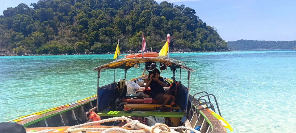 plage mer bateau à longue queue thailande île
