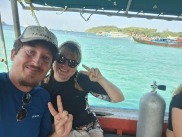 bâteau plongeé en mer