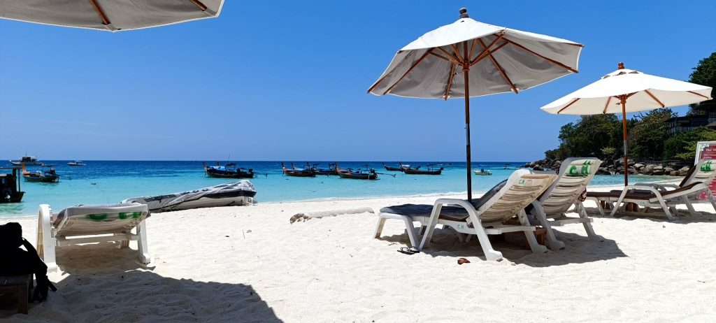 plage devant l'hotel