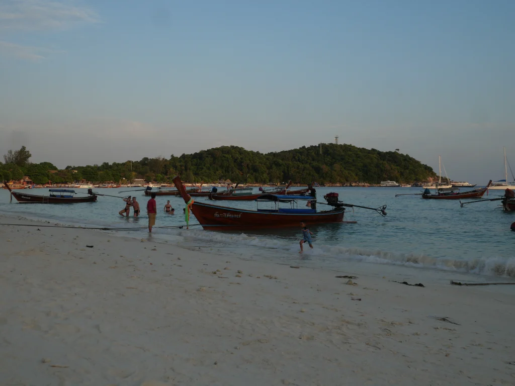 bateau de Koh Lipe au coucher du soleil
