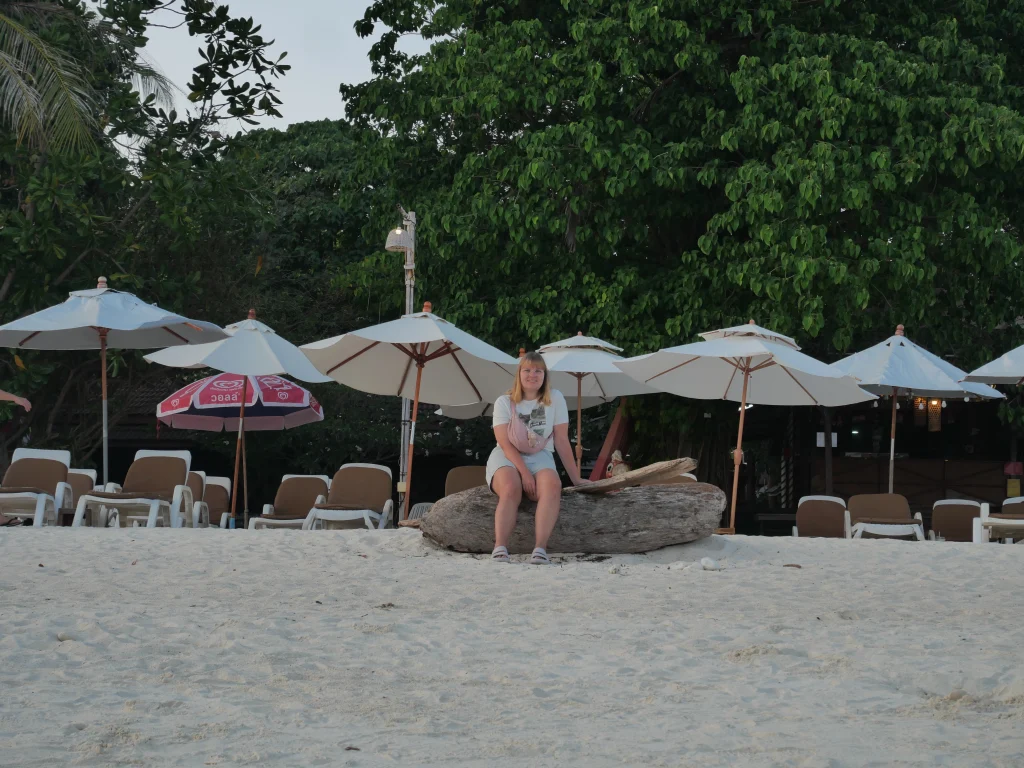 joyce toute seule sur la plage