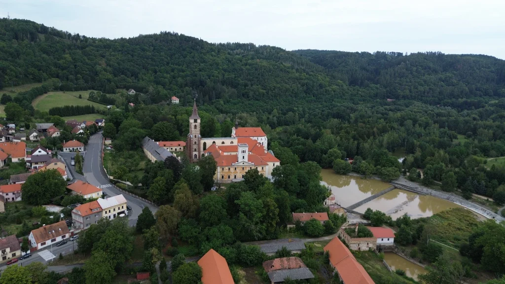 Plan drone de l'abbaye de Sasau